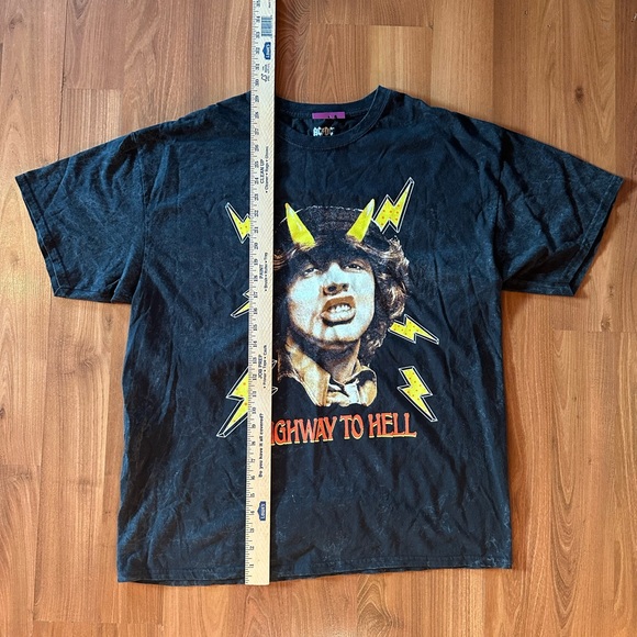 AC⚡️DC HIGHWAY TO HELL T-SHIRT SIZE MEDIUM NEW NWT - Picture 4 of 6